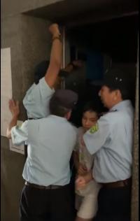 Phát hoảng vì đột ngột bị “nhốt” trong thang máy chung cư